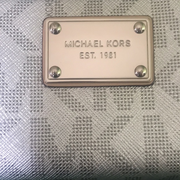 MICHAEL KORS METALLIC SILVER LEATHER WRISTLET WALLET Logo MK - Picture 2 of 9